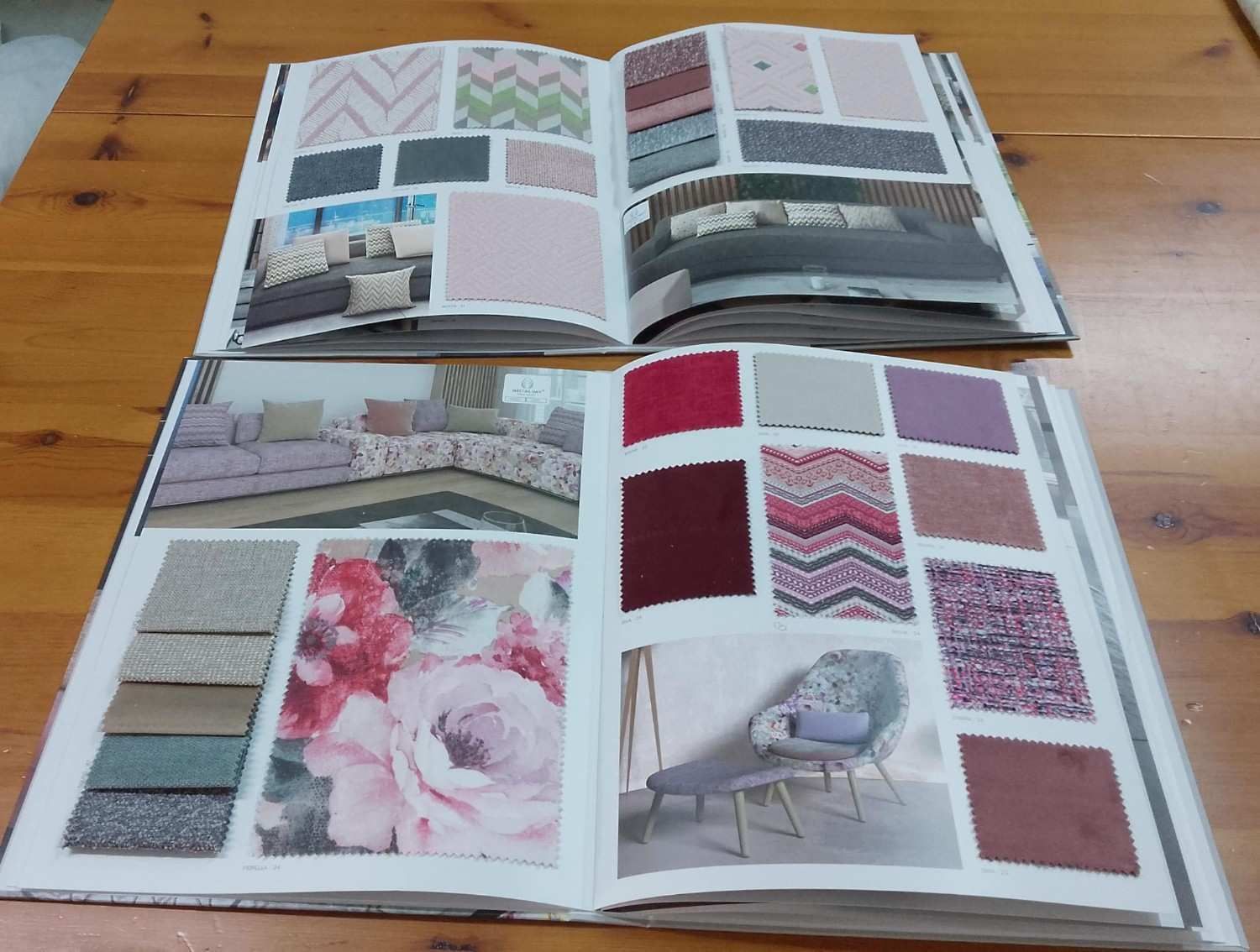 Dos catálogos abiertos de muestras de diseño de interiores que muestran diversas muestras de telas, paletas de colores y fotografías de muebles decorados.