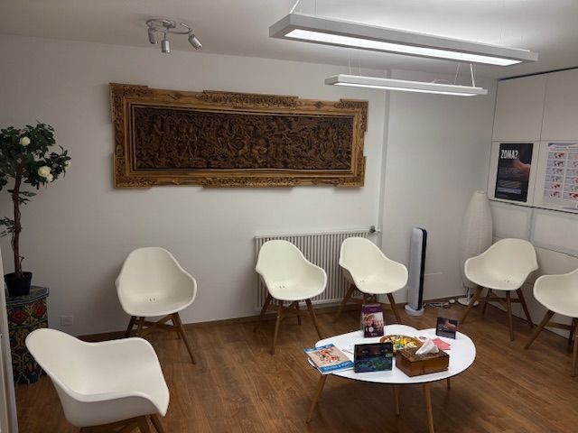 Une icône blanche avec une image d'une montagne sur fond gris.