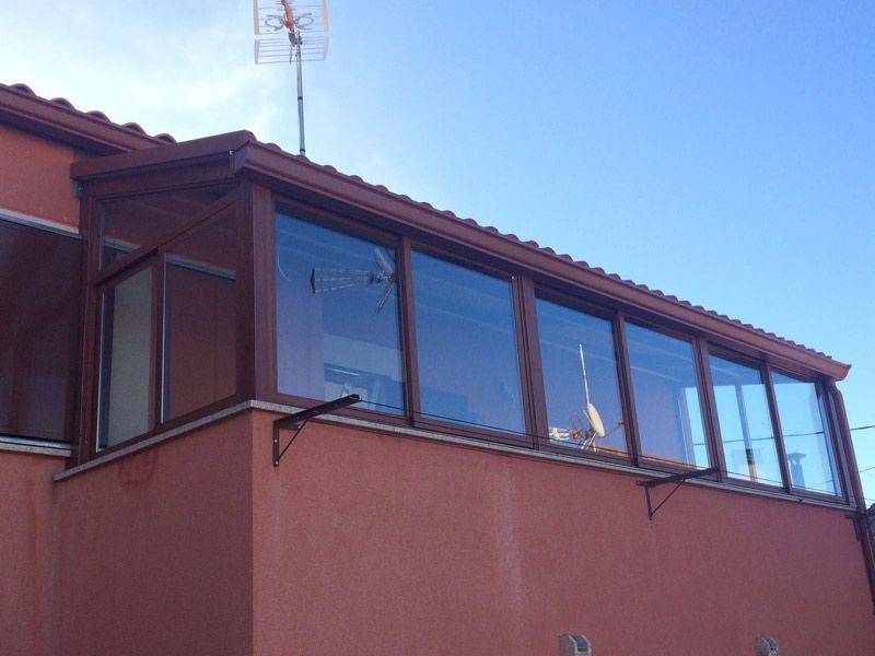 Un edificio con muchas ventanas y una antena en la parte superior.