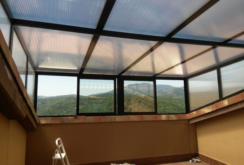 Una habitación con escalera y vista a las montañas.