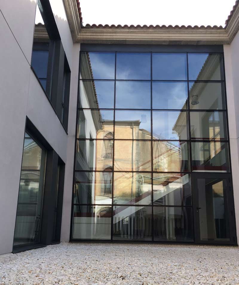 Un edificio con muchas ventanas y escaleras