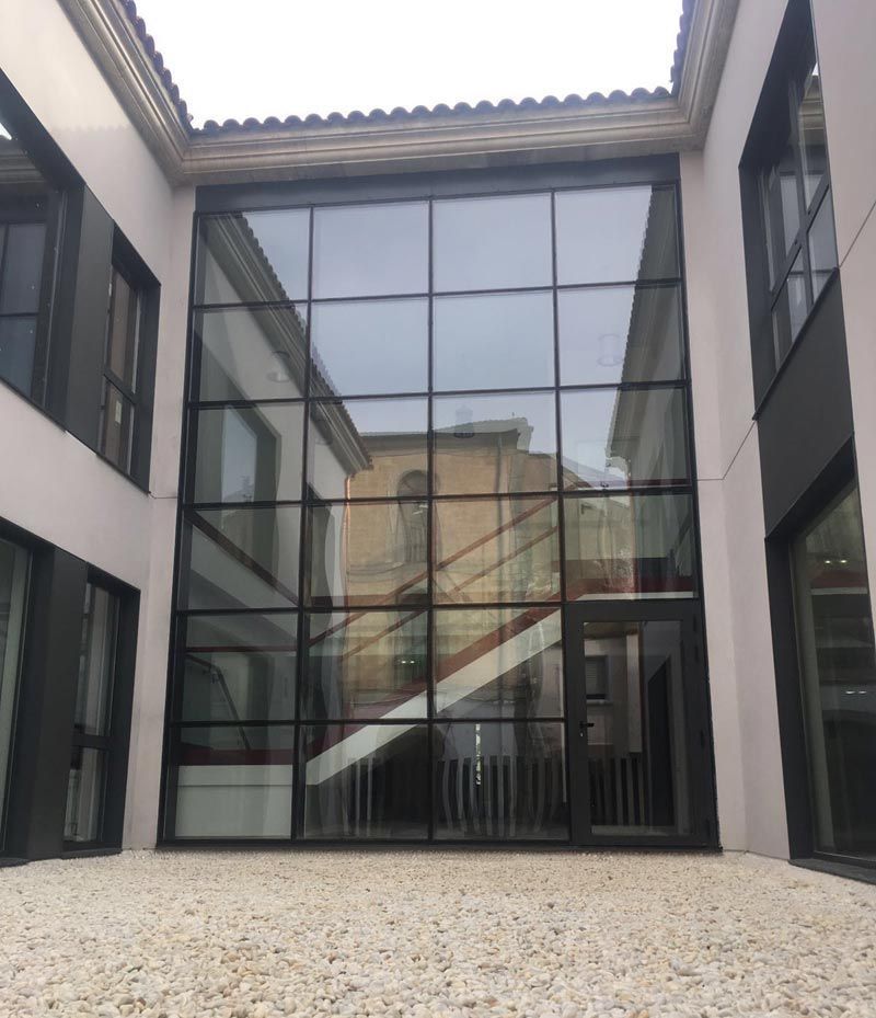 Un edificio con muchas ventanas y escaleras