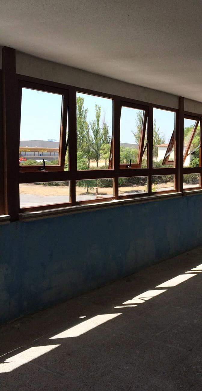 Una habitación con muchas ventanas y una pared azul.