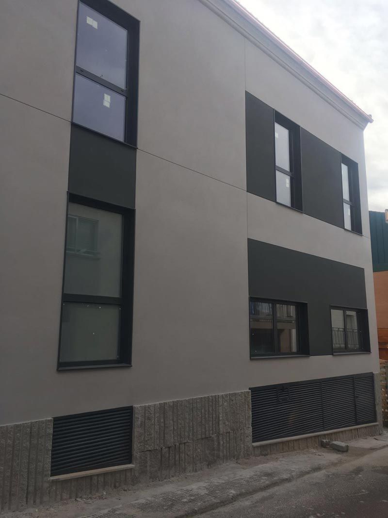 Un edificio con muchas ventanas.