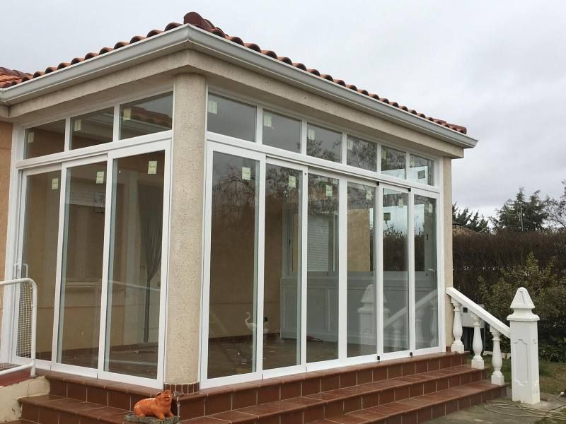 Una casa con muchas ventanas y escaleras