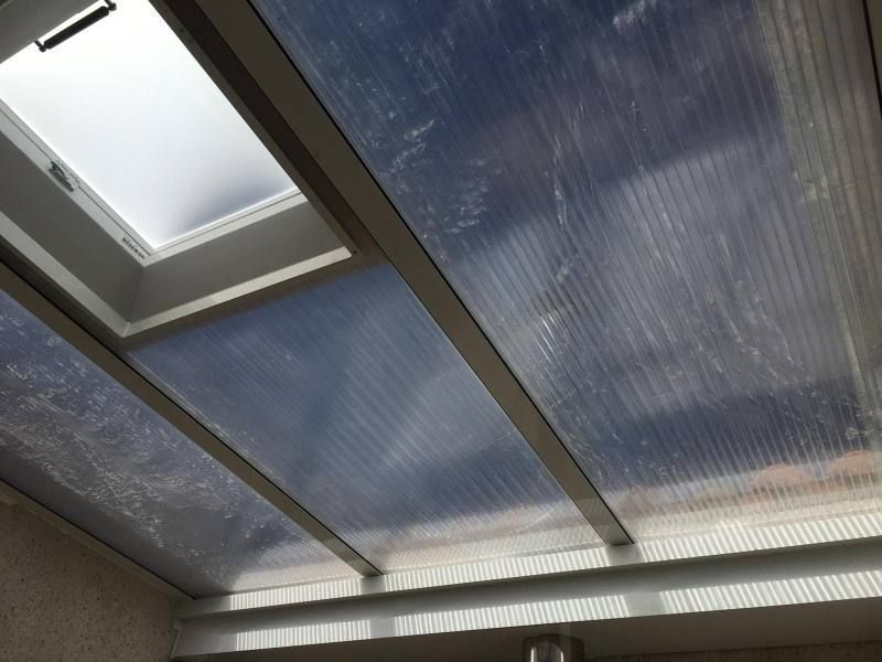 Un techo transparente con una claraboya en el medio