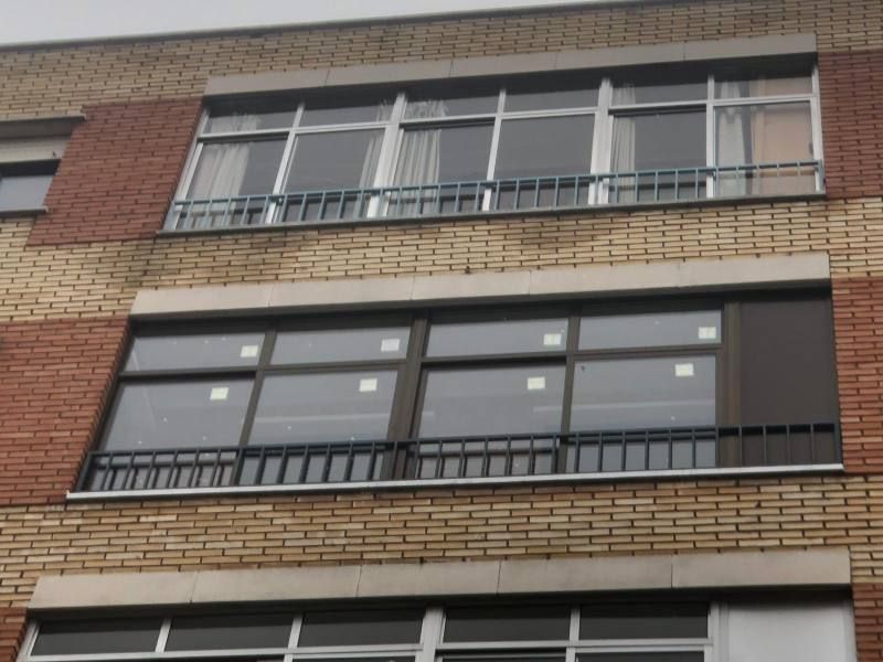 Un edificio de ladrillo con muchas ventanas y balcones.