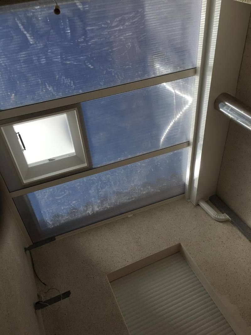 Mirando hacia el techo de un edificio con un tragaluz.