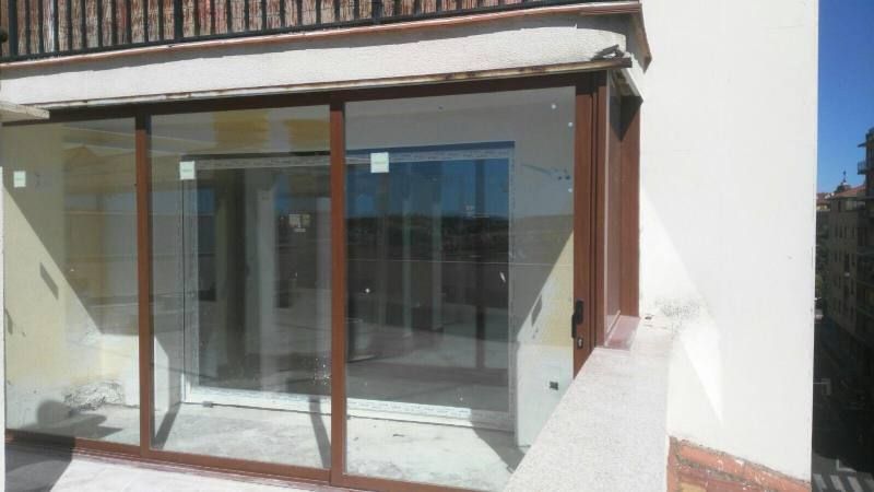 Un edificio con muchas ventanas y un balcón.