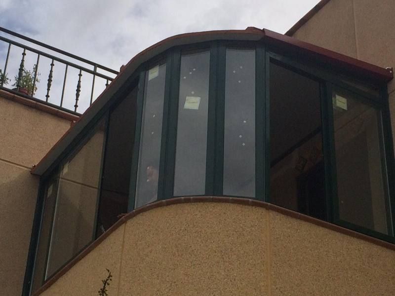 Una gran ventana en el lateral de un edificio