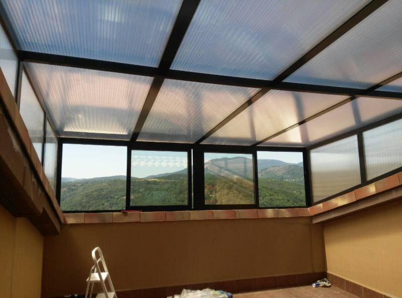 Una habitación con escalera y vista a las montañas.