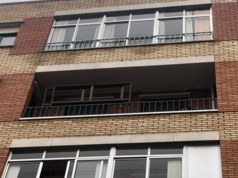 Un edificio de ladrillo con muchas ventanas y balcones