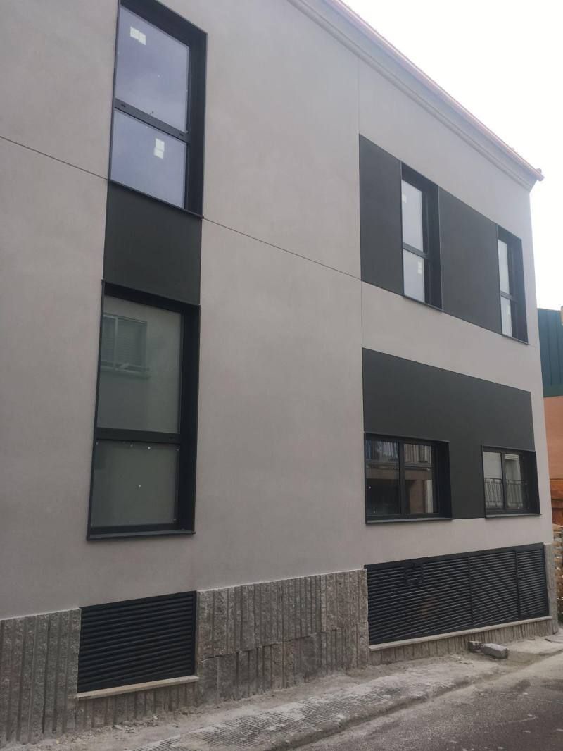 Un edificio con muchas ventanas.