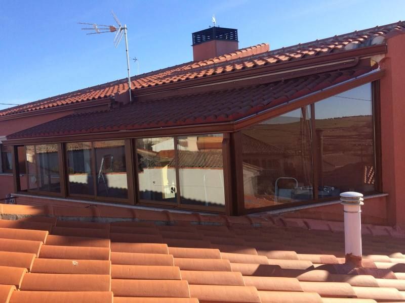 Un techo con muchas ventanas y una chimenea.