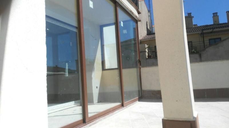 Un edificio con muchas ventanas y un patio en el frente.