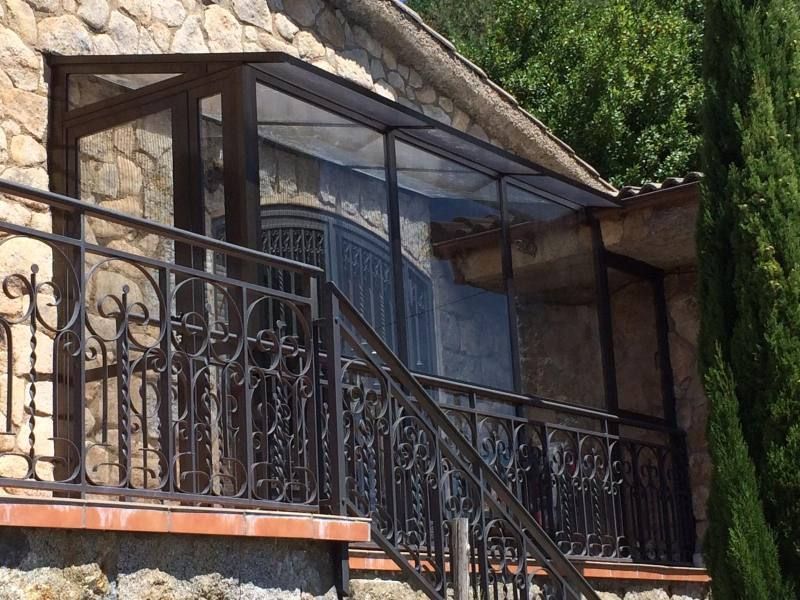 Un edificio de piedra con escaleras que conducen hasta él.