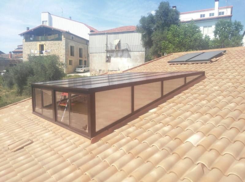 Un techo con una ventana en forma de triángulo.