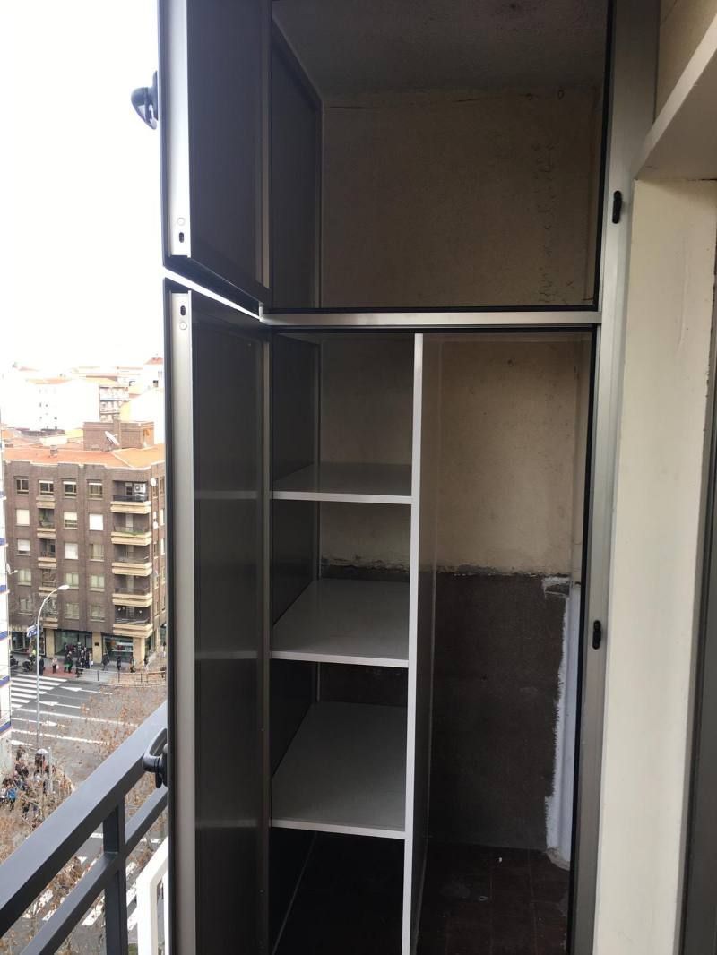 Un armario en un balcón con vista a una ciudad.