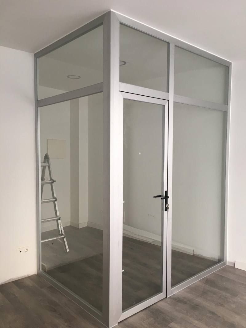 Hay una escalera en la esquina de la habitación.