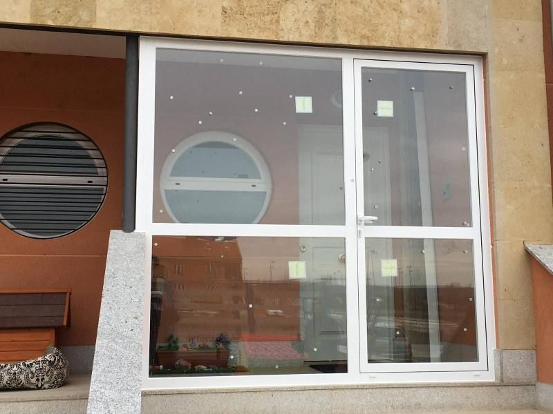 Una puerta con una ventana redonda en el medio.