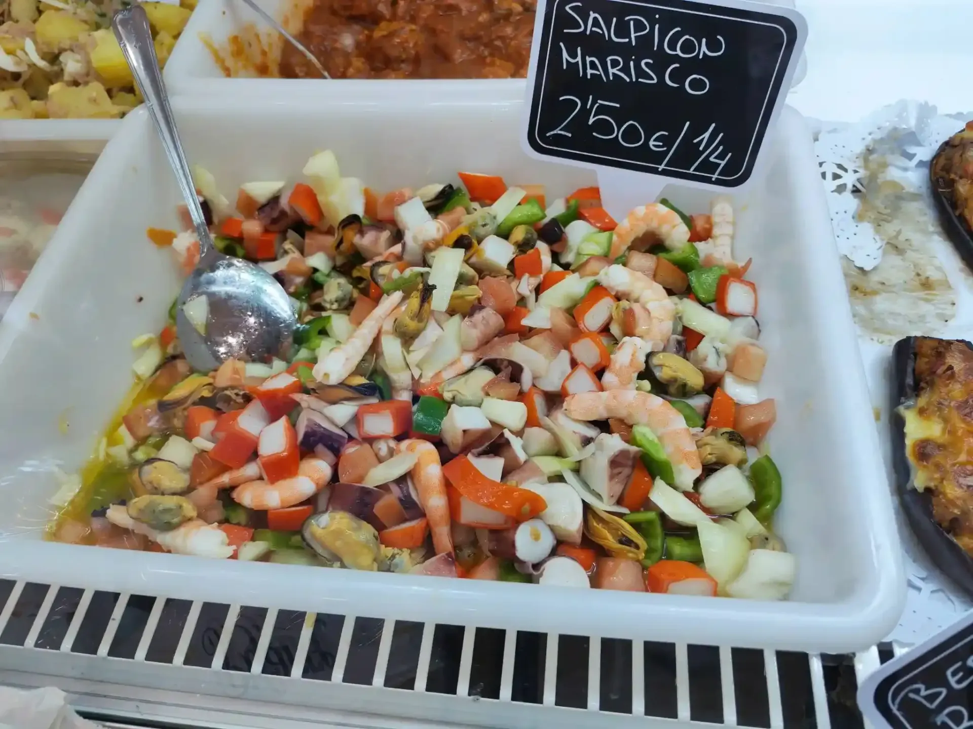 Bandeja de ensalada picada colorida con la etiqueta 