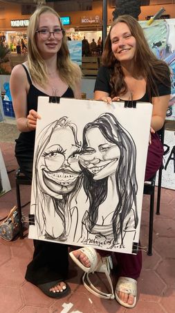 Caricatura a lápiz de una persona con rasgos faciales exagerados y cabello oscuro, mostrada desde los hombros hacia arriba.
