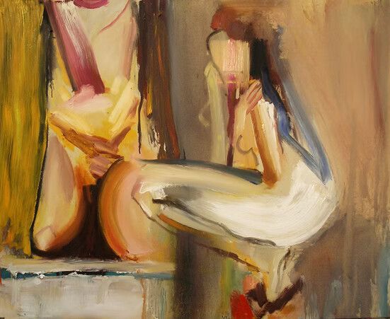 Pintura abstracta de dos figuras sentadas en tonos cálidos, una en amarillo y otra en blanco, sobre un fondo apagado.