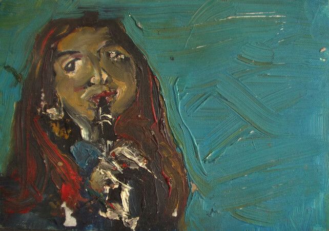 Retrato abstracto de una cantante con un micrófono sobre un fondo azul.