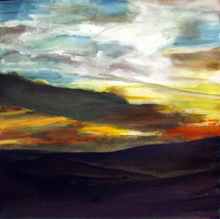 Paisaje abstracto de puesta de sol con colinas oscuras y vetas de nubes naranjas, amarillas y azules.