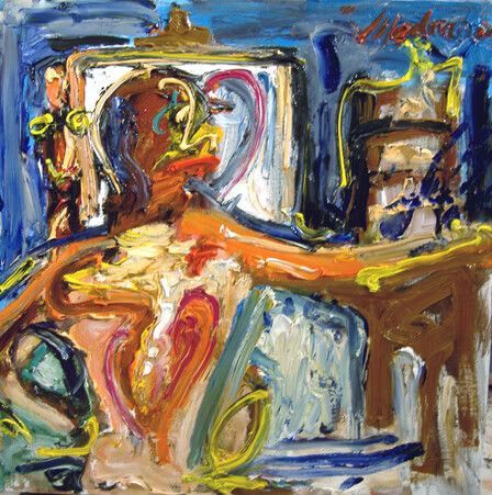 Pintura abstracta de una figura sentada a una mesa, con pinceladas audaces de color naranja, azul y blanco.