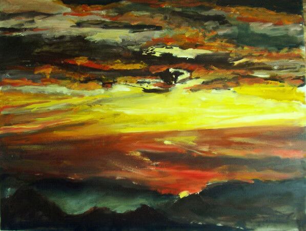 Paisaje abstracto de puesta de sol con cielo amarillo brillante, nubes oscuras y horizonte rojo anaranjado sobre montañas.
