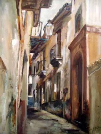 Un estrecho callejón soleado con altos edificios desgastados por el tiempo y puertas arqueadas, pintadas en tonos tierra apagados.