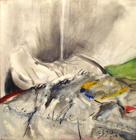 Pintura abstracta con formas blancas, grises y negras, acentuadas por pinceladas verdes, rojas y amarillas.