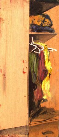 Armario abierto con ropa colgada, incluyendo una camisa amarilla y una prenda verde.