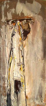 Pintura abstracta de una figura con un abrigo largo y claro sobre un fondo texturizado de color beige-marrón.