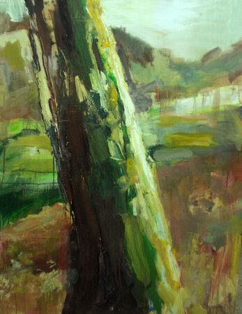 Pintura abstracta de un tronco de árbol iluminado por el sol, con pinceladas verdes y marrones, sobre un fondo desenfocado.