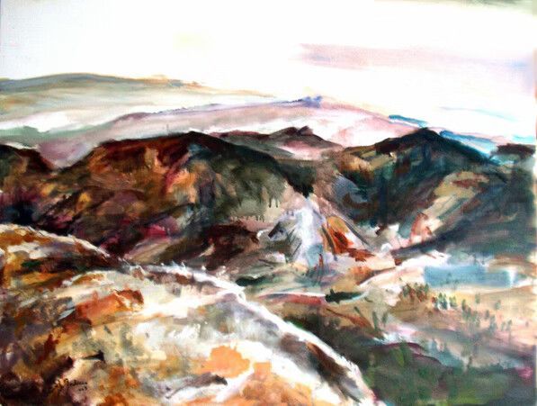 Paisaje abstracto en acuarela con colinas rocosas, un arroyo blanco y montañas pálidas bajo un cielo brillante.