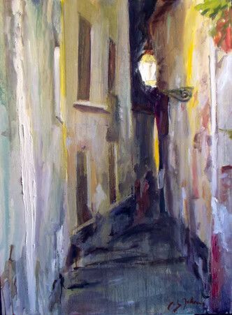 Un estrecho callejón pintado en tonos grises y crema apagados, con una linterna brillante y una escalera oscura que conduce hacia arriba.