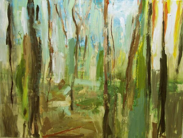 Pintura abstracta de un bosque con árboles altos y pinceladas suaves de color verde, azul y marrón.