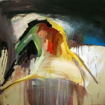 Pintura abstracta de una figura colorida con pinceladas verdes, rojas y amarillas sobre un fondo oscuro.