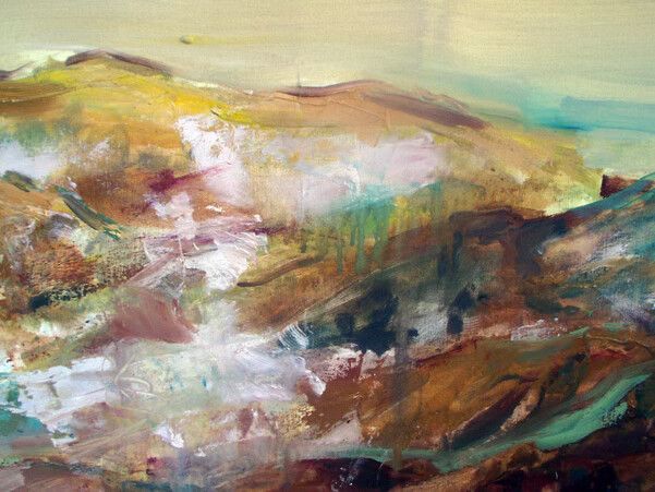 Pintura abstracta de paisaje con pinceladas de tonos tierra marrones, verdes y blancos sobre un cielo pálido.