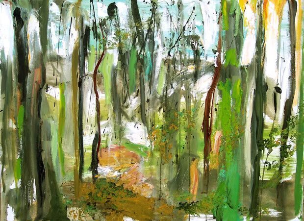 Pintura abstracta de un bosque iluminado por el sol con altos árboles verdes y un sendero frondoso.