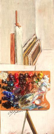 Collage abstracto de libros y una paleta de pintura sobre fondo beige, con un pincel y un caballete debajo.