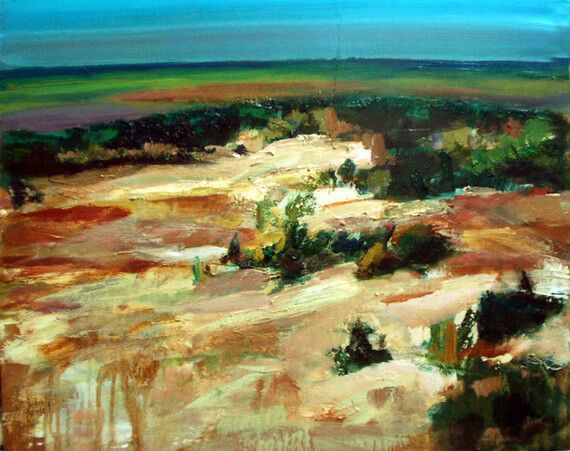 Pintura abstracta de paisaje con horizonte verde, campos pálidos y árboles oscuros en tonos rojos y crema terrosos.