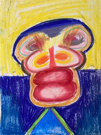 Rostro abstracto y colorido con fondo amarillo, parte superior azul y boca ovalada roja, dibujado con crayones.
