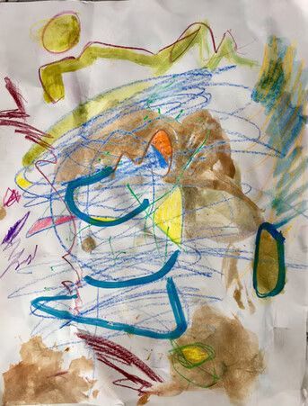 Dibujo abstracto infantil con espirales azules, formas marrones y amarillas, y detalles verdes sobre papel blanco.
