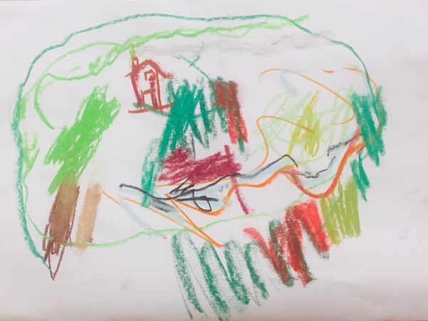 Dibujo abstracto infantil a lápiz de cera con garabatos verdes, rojos, amarillos y marrones sobre papel blanco.