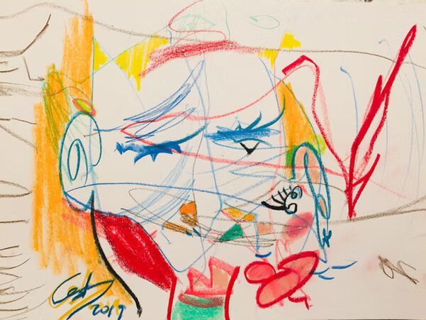 Dibujo abstracto infantil realizado con crayones y pintura, con cabello azul, detalles rojos y formas naranjas sobre papel blanco.
