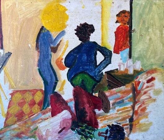Tres figuras pintadas de colores, de pie en el interior de un edificio; una de ellas está junto a un caballete o una mesa con una alfombra de estampado llamativo.