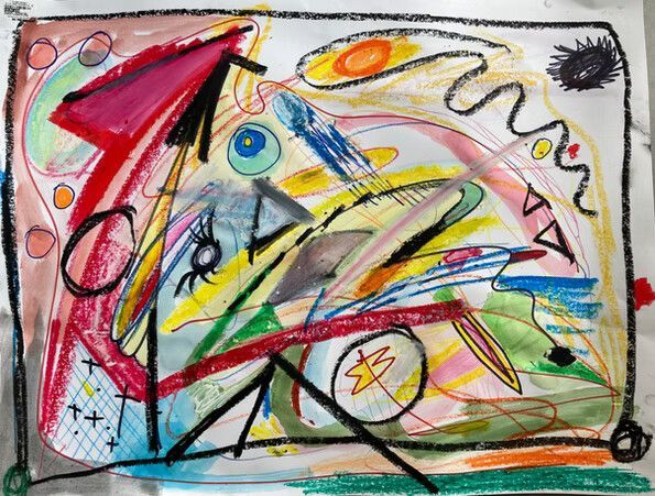 Dibujo abstracto a lápiz con formas rojas, amarillas, azules y negras llamativas sobre papel blanco.